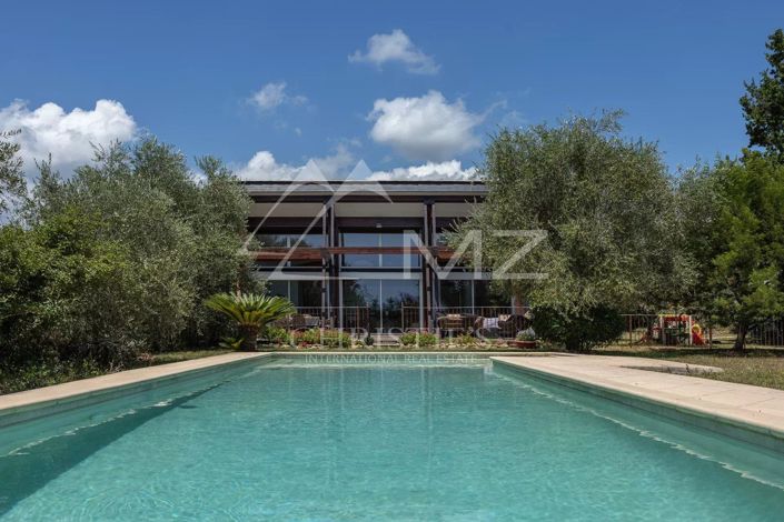 Image No.1-4 Bed House for sale