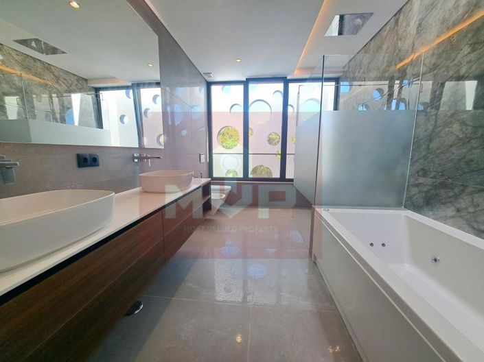 Image No.27-4 Bed House for sale