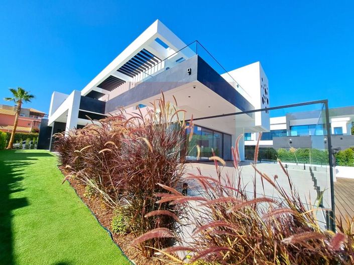 Image No.8-4 Bed House for sale