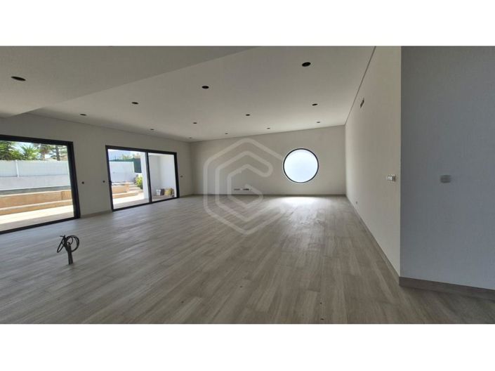 Image No.8-3 Bed House for sale