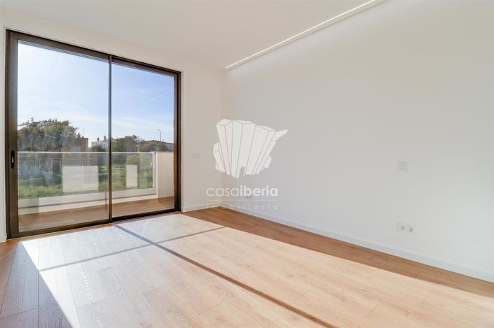 Image No.16-3 Bed House for sale