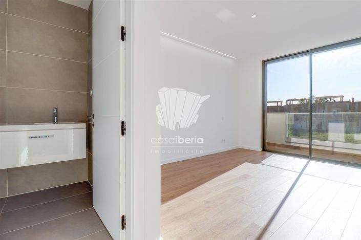 Image No.18-3 Bed House for sale