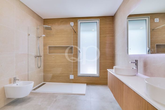 Image No.14-4 Bed House for sale