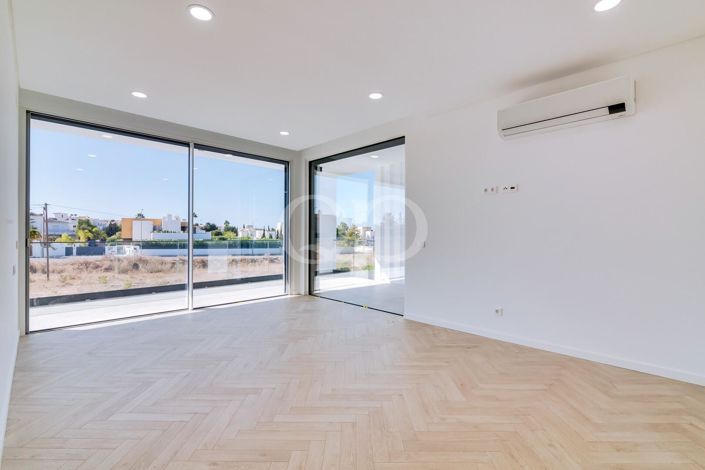 Image No.17-4 Bed House for sale