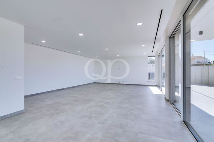 Image No.18-4 Bed House for sale