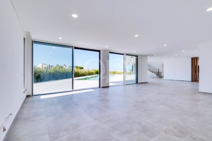 Image No.2-4 Bed House for sale