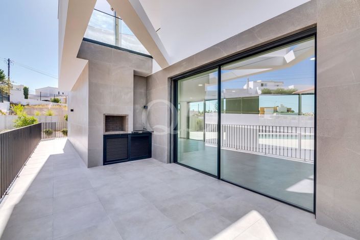 Image No.25-4 Bed House for sale