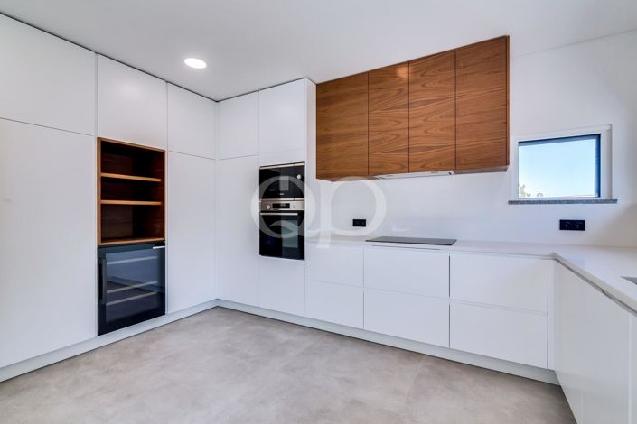 Image No.3-4 Bed House for sale