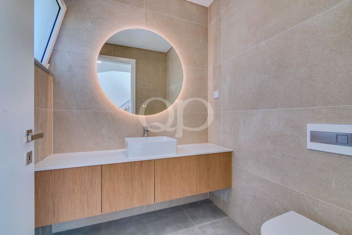 Image No.51-4 Bed House for sale