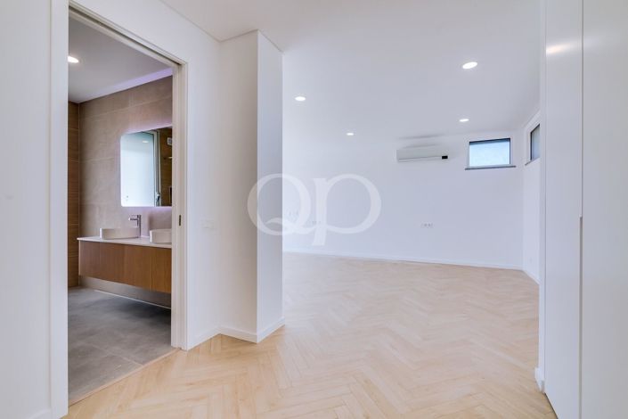 Image No.52-4 Bed House for sale