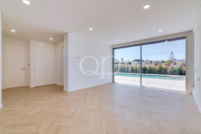 Image No.6-4 Bed House for sale