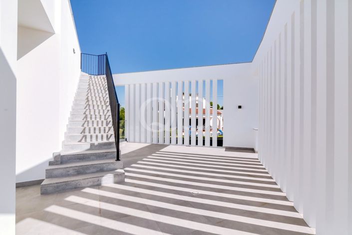 Image No.9-4 Bed House for sale