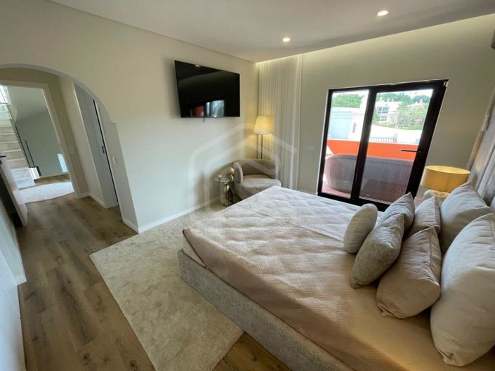 Image No.25-4 Bed House for sale