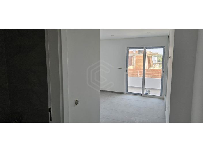 Image No.15-3 Bed House for sale