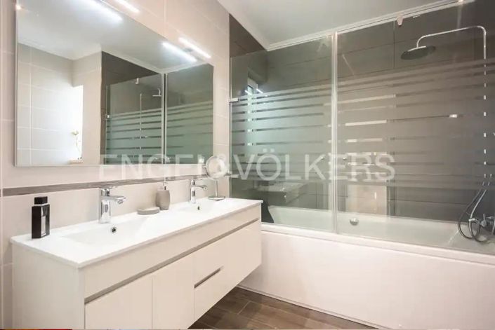 Image No.20-4 Bed House for sale