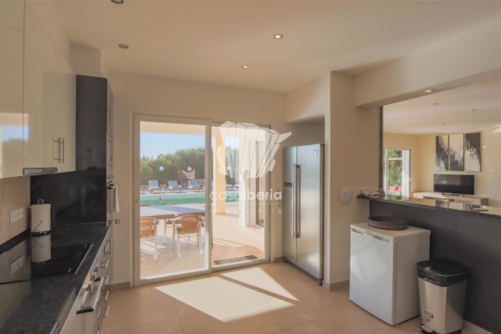 Image No.40-6 Bed House for sale