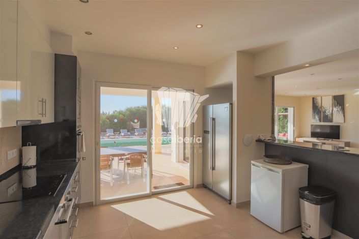 Image No.40-6 Bed House for sale