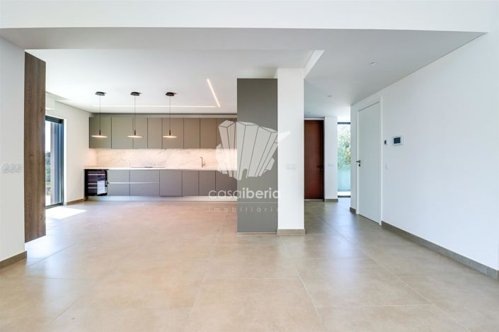 Image No.24-4 Bed House for sale