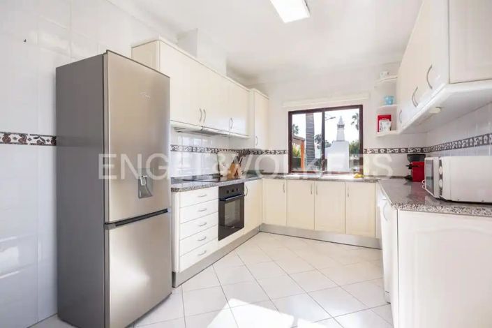 Image No.8-5 Bed House for sale