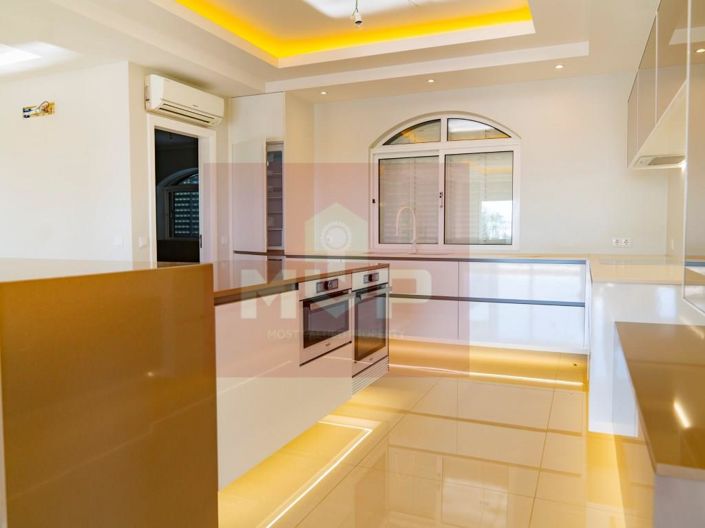 Image No.7-6 Bed House for sale