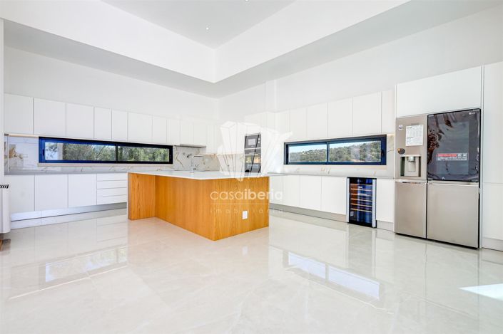 Image No.18-4 Bed House for sale