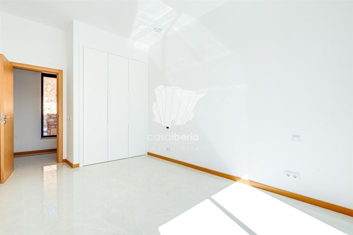 Image No.40-4 Bed House for sale