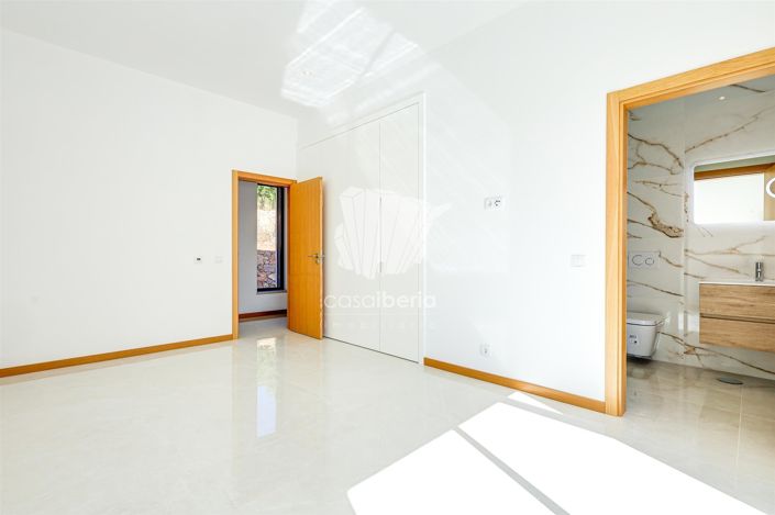 Image No.42-4 Bed House for sale