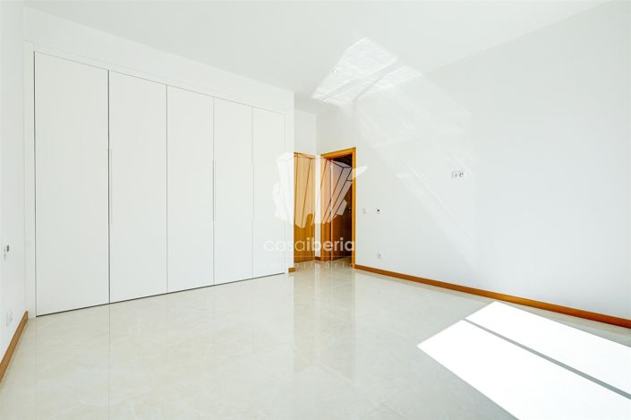 Image No.49-4 Bed House for sale