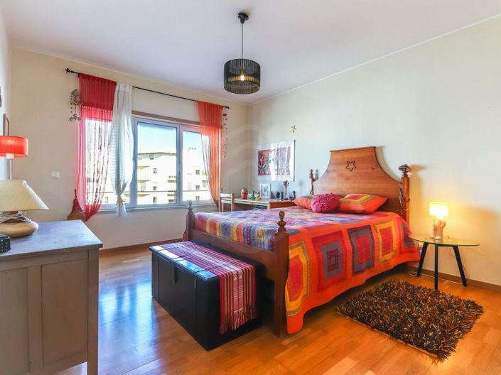 Image No.22-5 Bed Apartment for sale