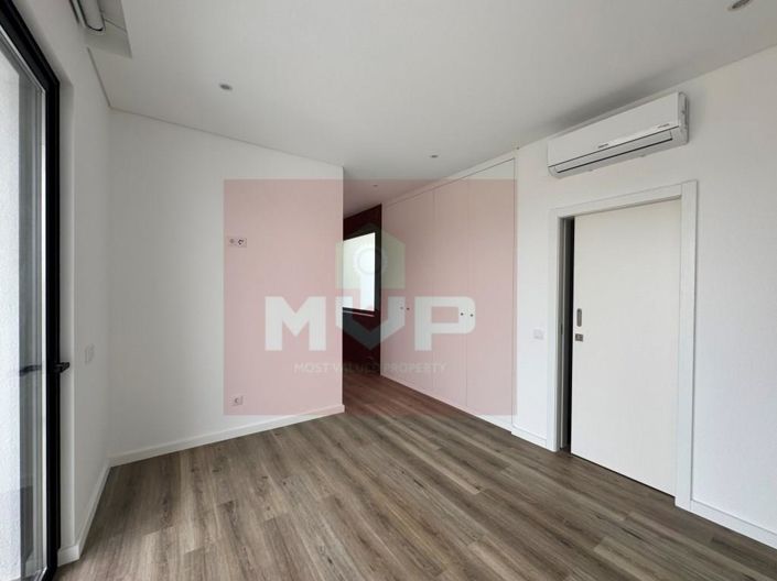 Image No.21-4 Bed House for sale