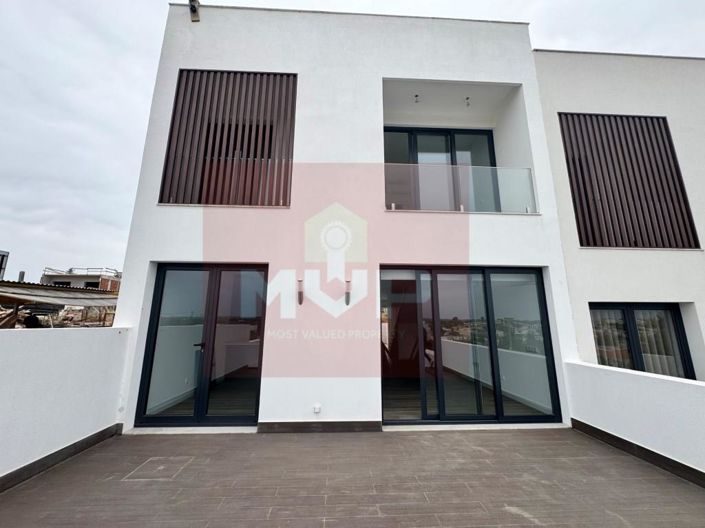 Image No.27-4 Bed House for sale