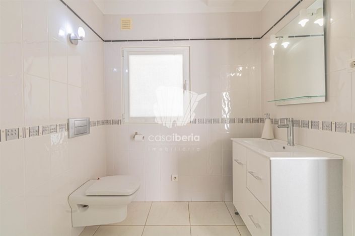 Image No.10-3 Bed House for sale