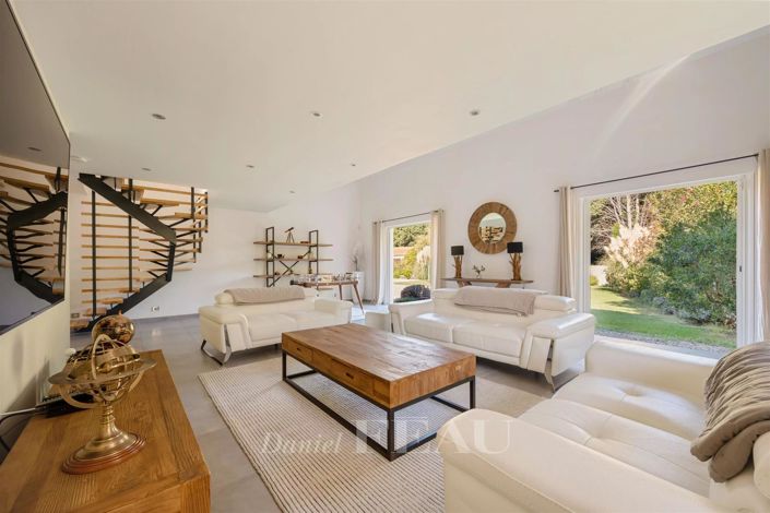 Image No.11-5 Bed House for sale