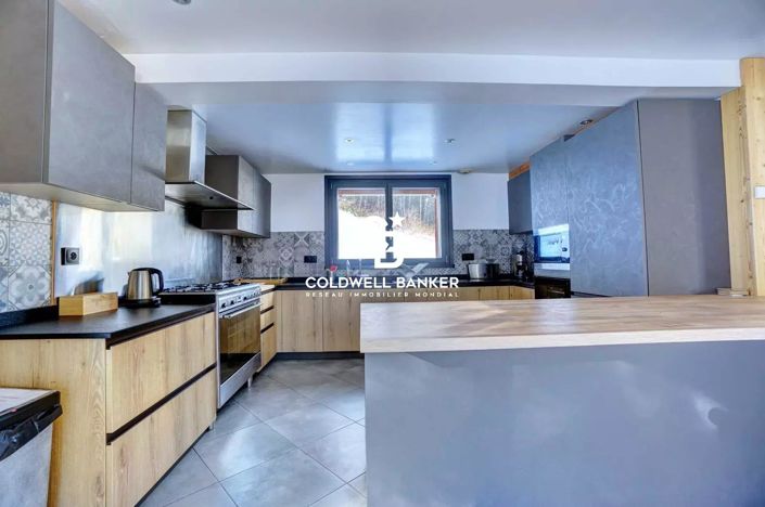 Image No.8-6 Bed House for sale