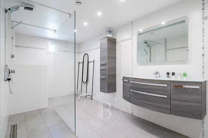 Image No.10-4 Bed House for sale