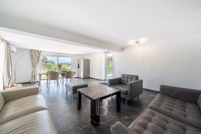 Image No.18-4 Bed House for sale