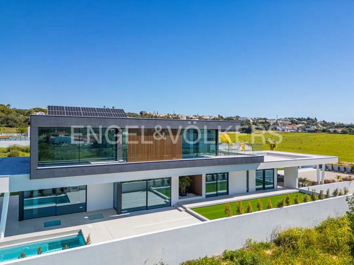 Image No.2-4 Bed House for sale