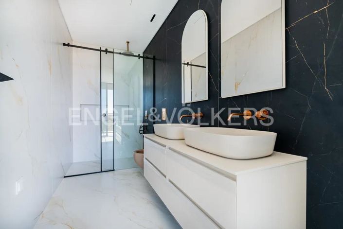 Image No.20-4 Bed House for sale