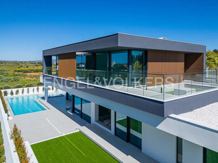 Image No.6-4 Bed House for sale