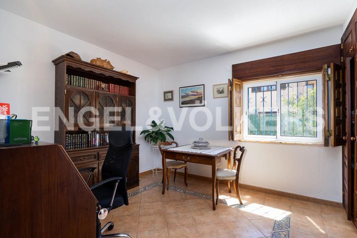 Image No.9-5 Bed House for sale