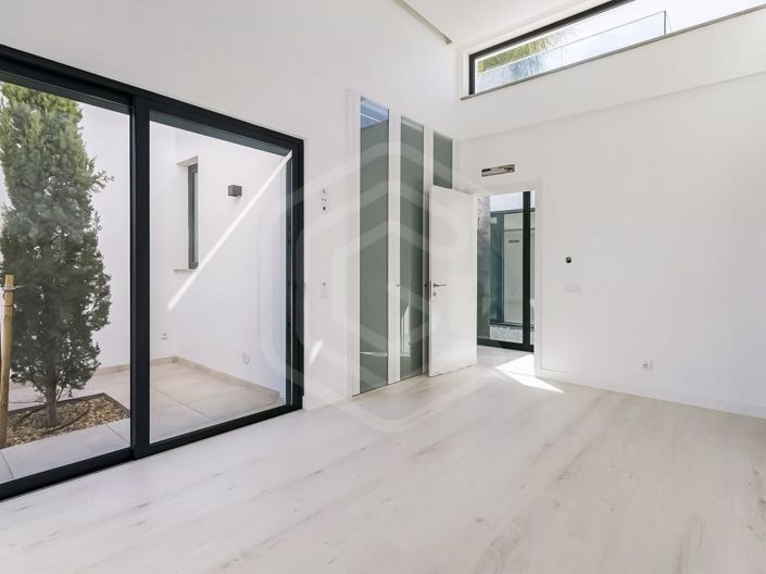 Image No.19-5 Bed House for sale