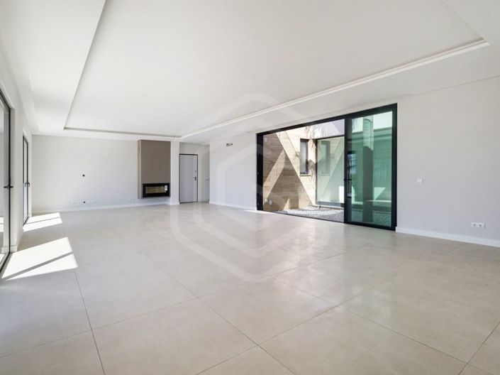 Image No.8-5 Bed House for sale