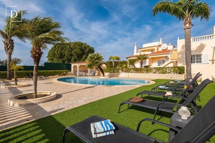 Image No.1-8 Bed House for sale