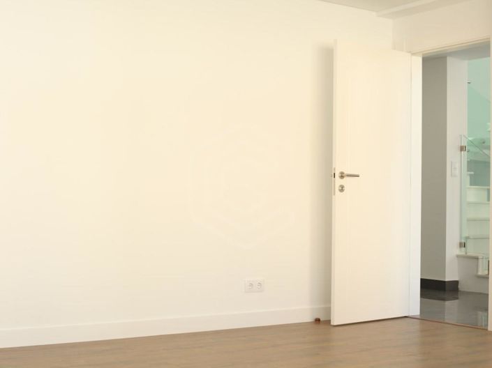 Image No.12-4 Bed House for sale