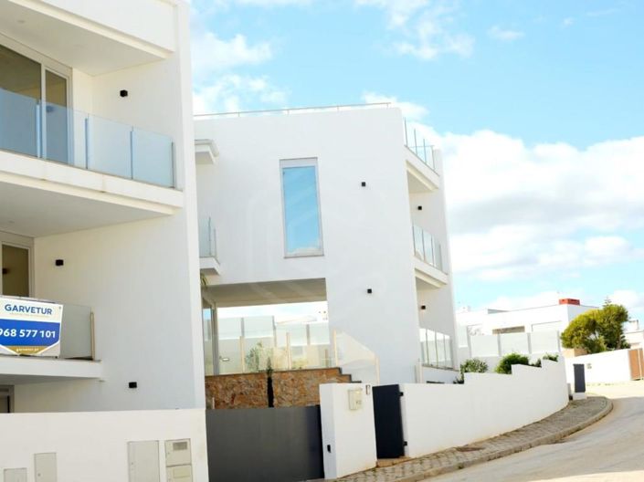 Image No.2-4 Bed House for sale