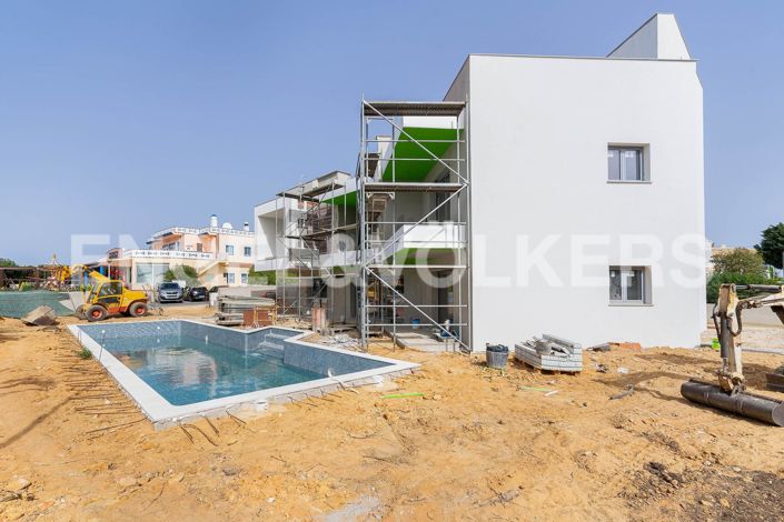 Image No.2-4 Bed House for sale