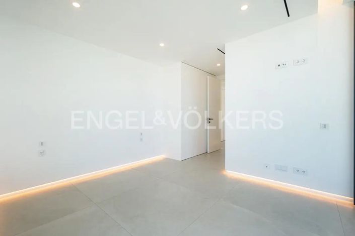 Image No.34-5 Bed House for sale