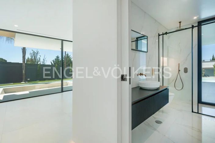 Image No.40-5 Bed House for sale