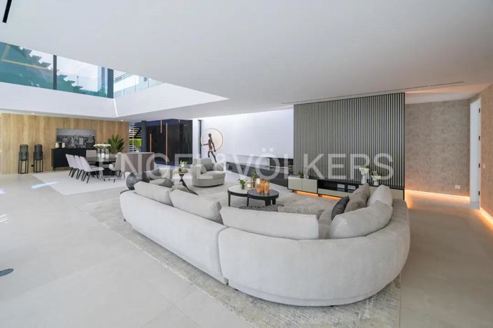 Image No.8-5 Bed House for sale