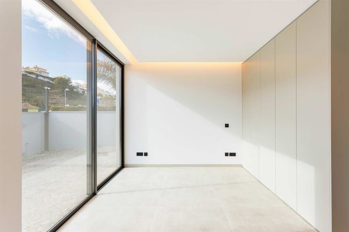 Image No.10-3 Bed House for sale